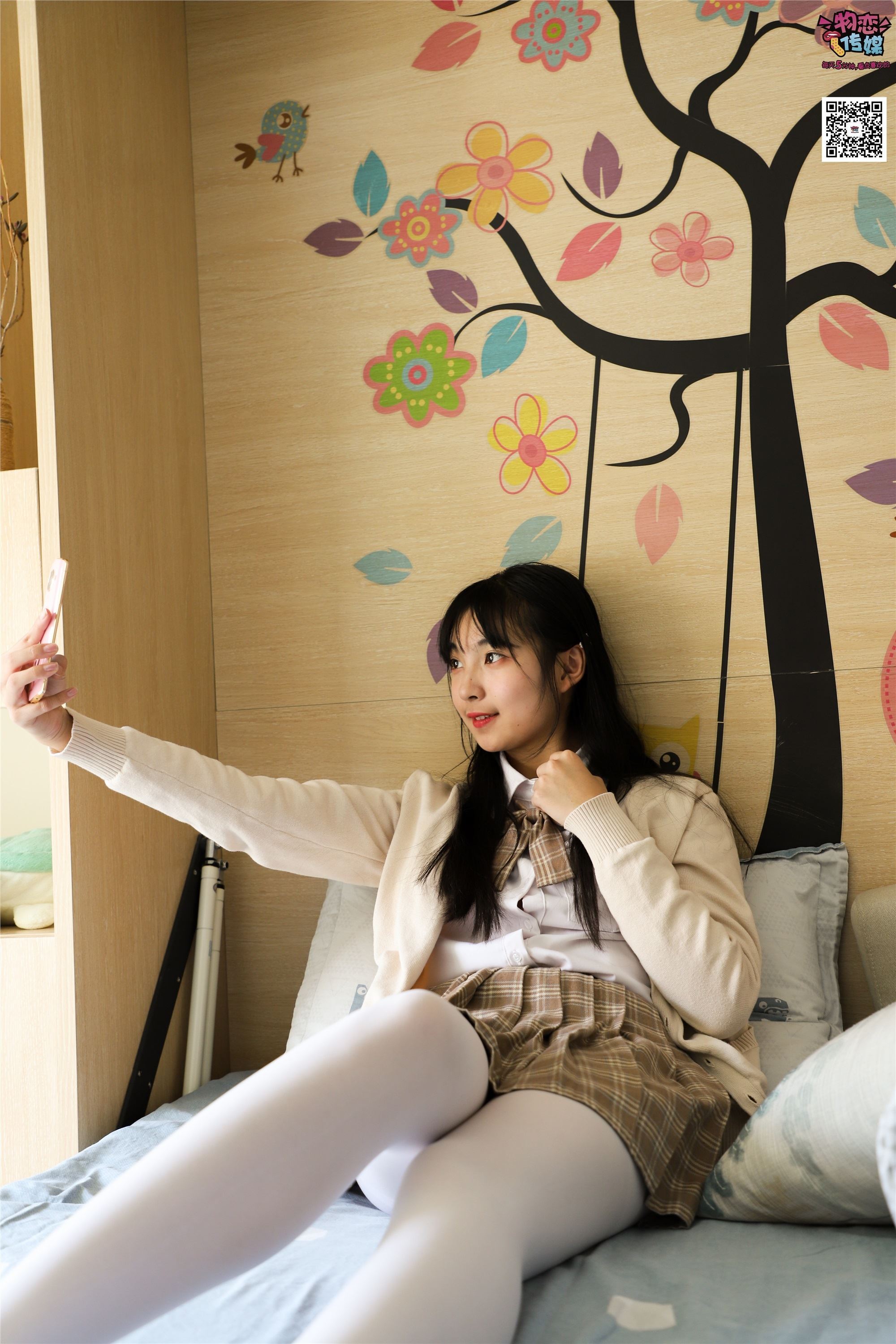 物恋传媒 No.005 JK制服高中小姐姐，棉袜加丝袜